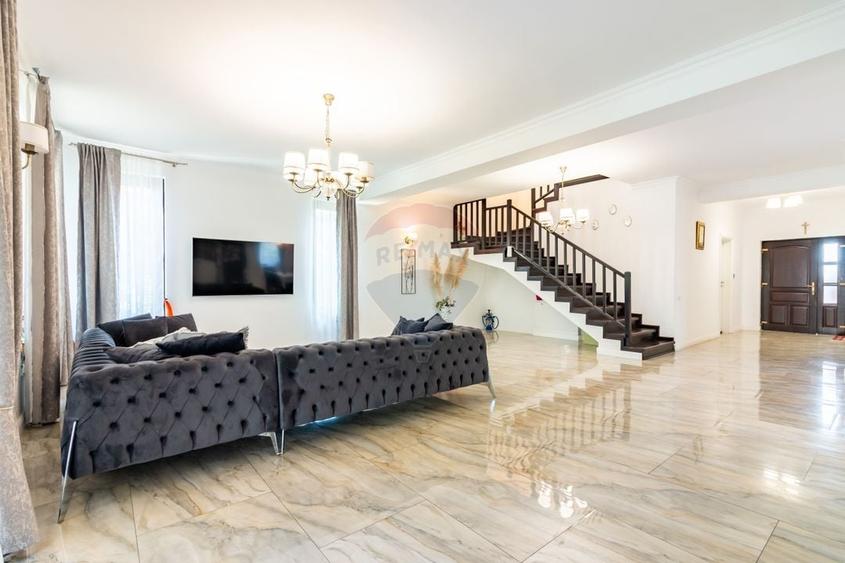 Casă individuală cu 5 camere cu Teren 485 Mp în Central