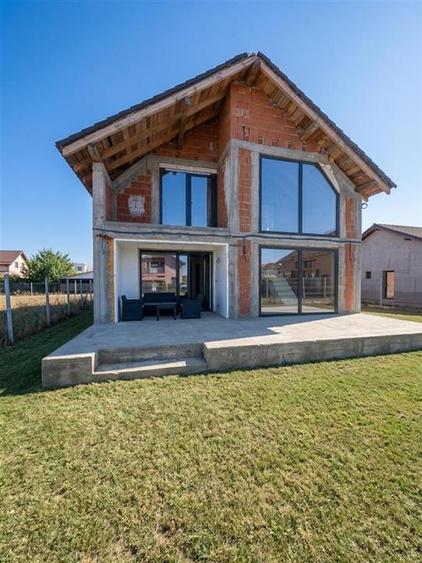 Casă cu 5 camere cu Teren 492 Mp în Cihei
