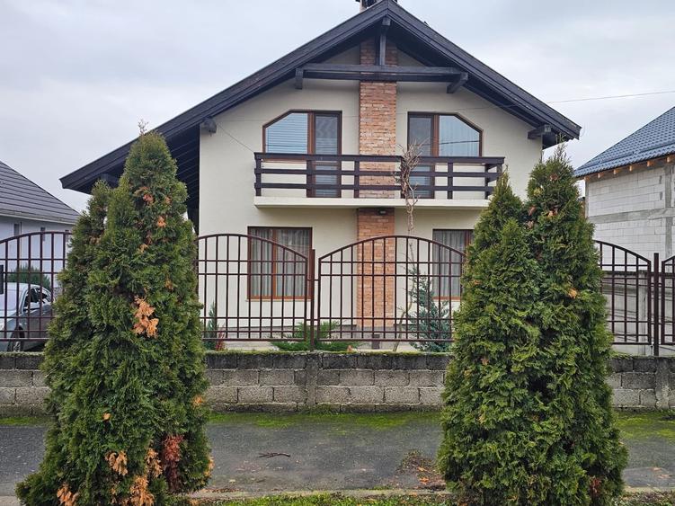 Casă individuală cu 4 camere cu Canalizare în Cristur