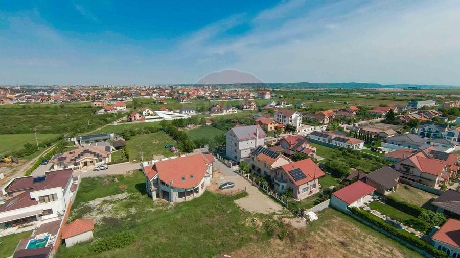 Casă cu 5 camere cu Teren 726 Mp în Sânmartin
