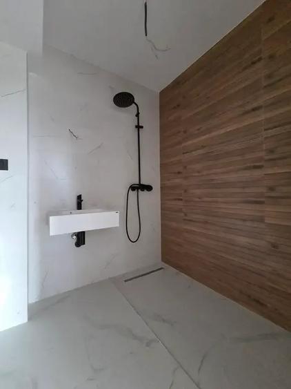 Apartament cu 4 camere decomandat în Titan