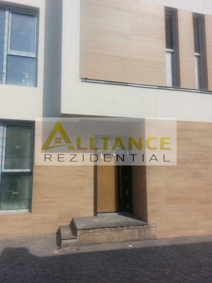 Casă individuală cu 5 camere cu Canalizare în Central