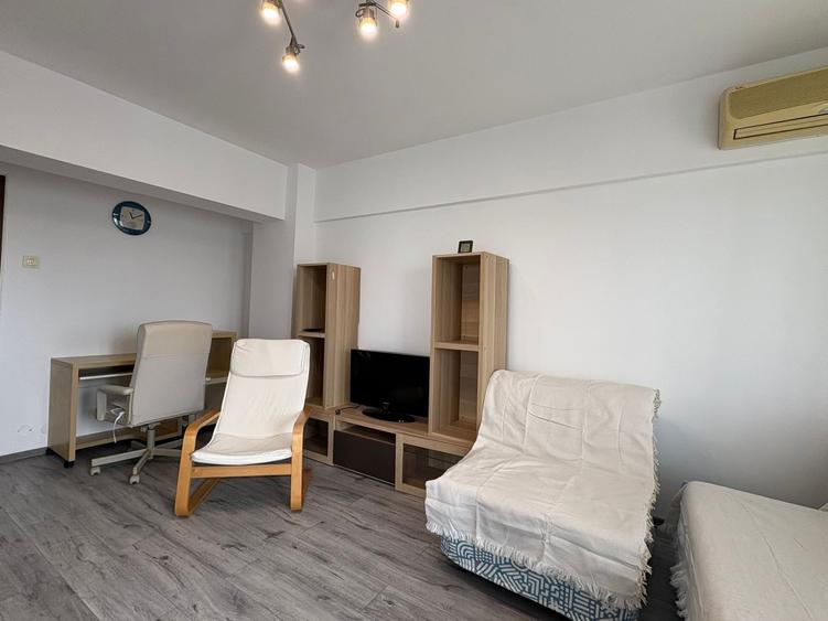 Apartament cu 3 camere semidecomandat, mobilat în Lujerului