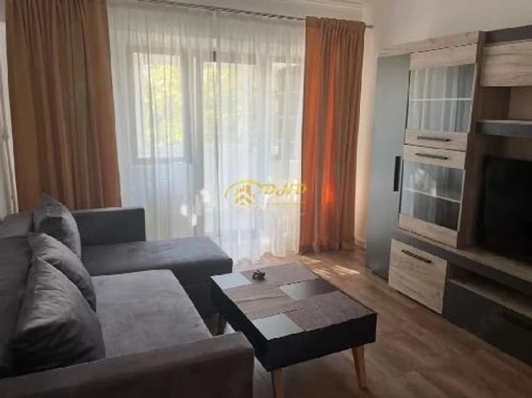 Apartament cu 3 camere decomandat în Podul de Fier