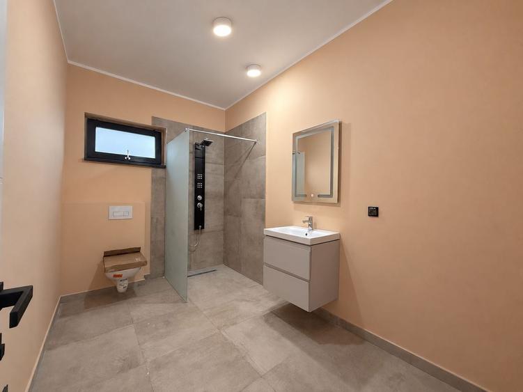 Casă cu 5 camere cu Canalizare în Odăi