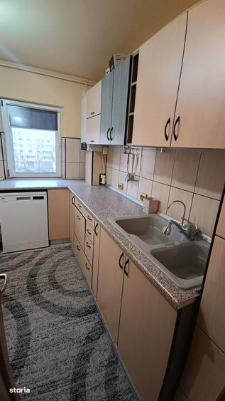 Apartament cu 3 camere decomandat în Carrefour