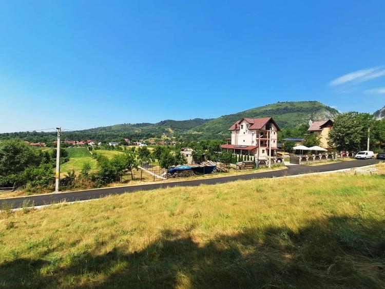 Teren Construcții intravilan de 1300 mp, în Polovragi