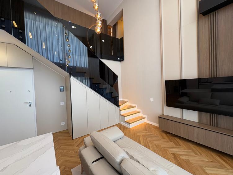Penthouse cu 3 camere semidecomandat în Barbu Văcărescu
