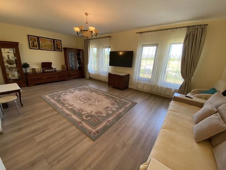 Casă cu 4 camere în Vișan