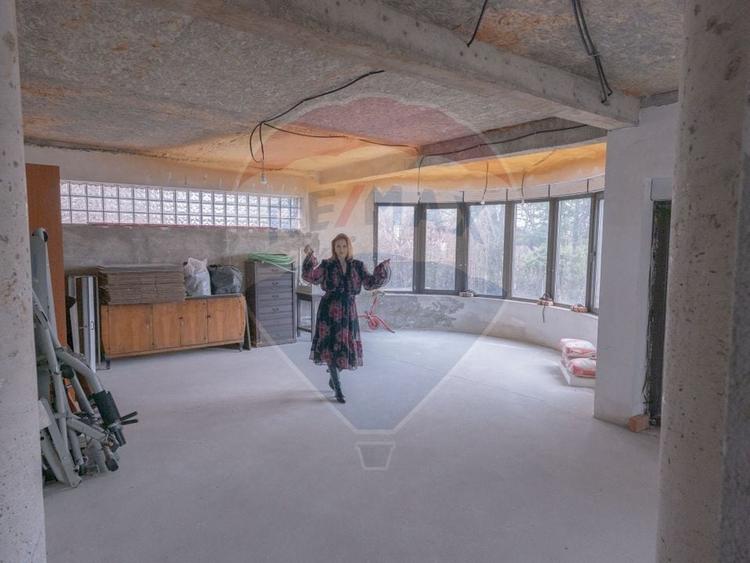 Casă individuală cu 10 camere cu Teren 802 Mp în Corbeanca