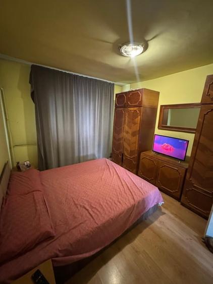 Apartament cu 3 camere decomandat, mobilat în Craiovița Nouă