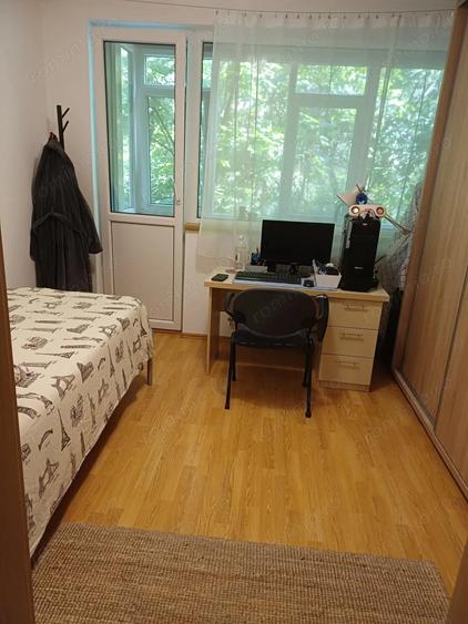 Apartament cu 4 camere semidecomandat în Gorjului