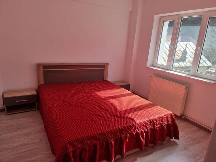 Apartament cu 3 camere semidecomandat, mobilat în Azuga