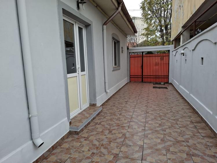 Casă individuală cu 3 camere cu Canalizare în Trocadero