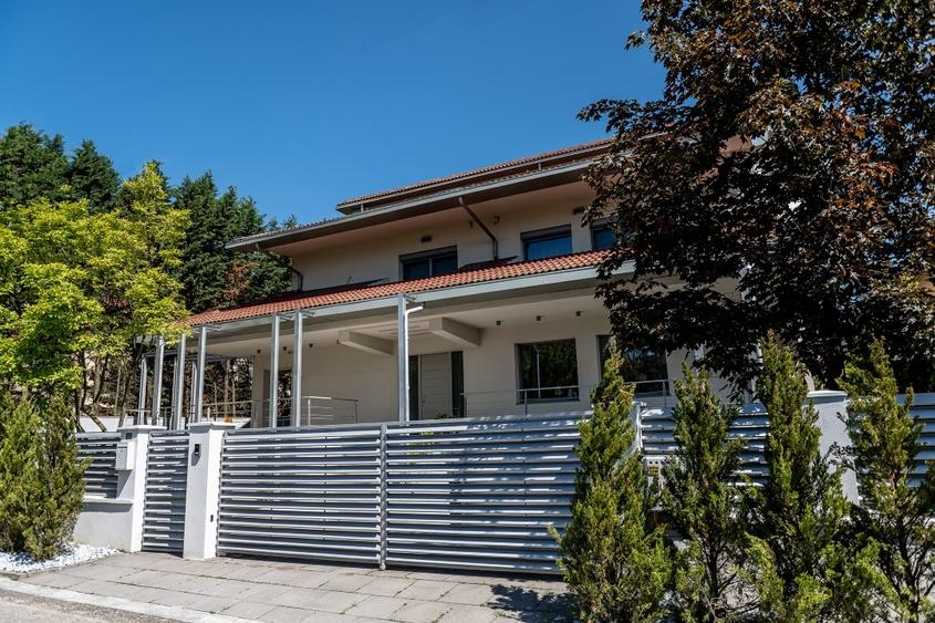Casă individuală cu 7 camere cu Canalizare în Central