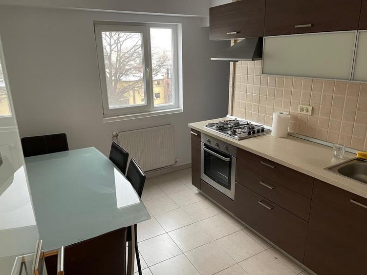 Apartament cu 3 camere decomandat în Apărătorii Patriei