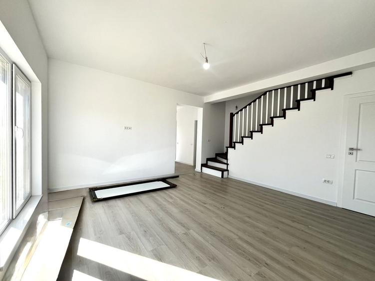 Duplex cu 5 camere cu Canalizare în Ghiroda