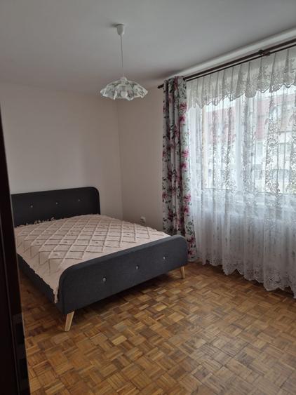 Apartament cu 4 camere semidecomandat, mobilat în Cedonia