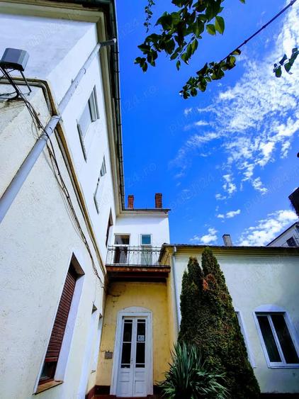 Casă cu 6 camere cu Teren 2883 Mp în Ultracentral
