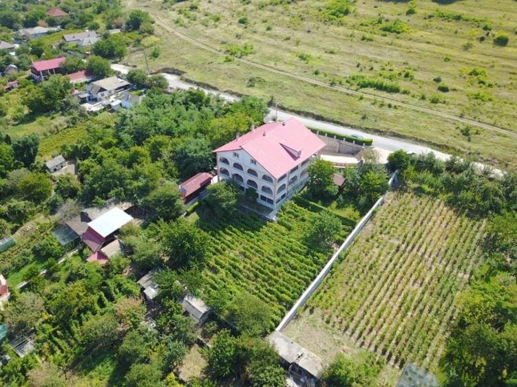 Casă individuală cu 18 camere cu Teren 2000 Mp în Est