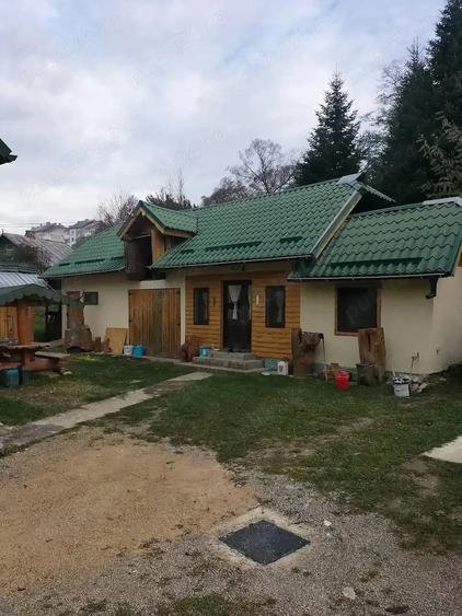 Casă cu 6 camere cu Teren 1300 Mp în Periferie