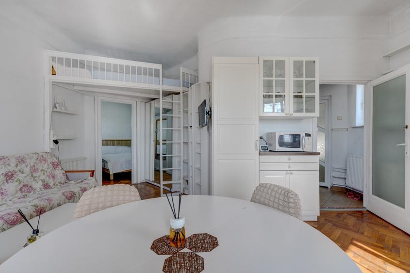 Apartament cu 2 camere semidecomandat, mobilat în P-ța Romană