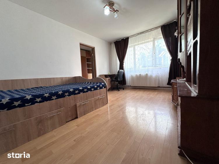 Apartament cu 3 camere nedecomandat în Micro 6