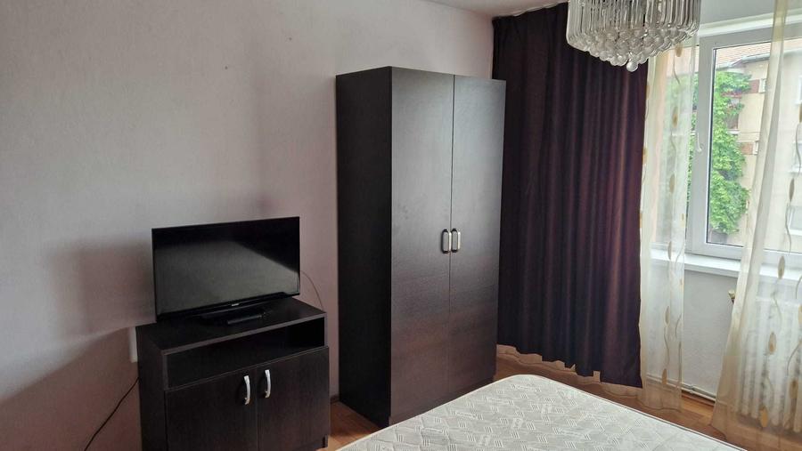 Persoana fizica inchiriez apartament 2 Camere decomandate, Cetate, str. Bradisor, et. 3 - 5