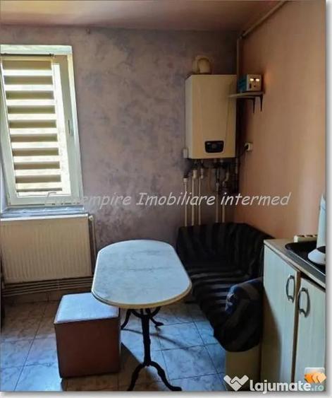 Apartament cu 3 camere semidecomandat în Abator