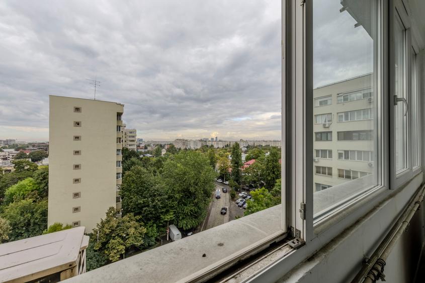 Apartament cu 3 camere semidecomandat în Bucur Obor