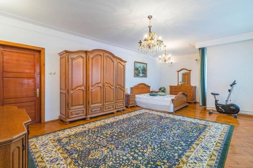 Casă individuală cu 20 camere cu Piscina în Central