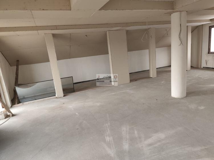 Casă individuală cu 8 camere cu Canalizare în Vest