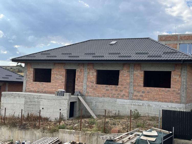 Casă cu 4 camere în Valea Lupului