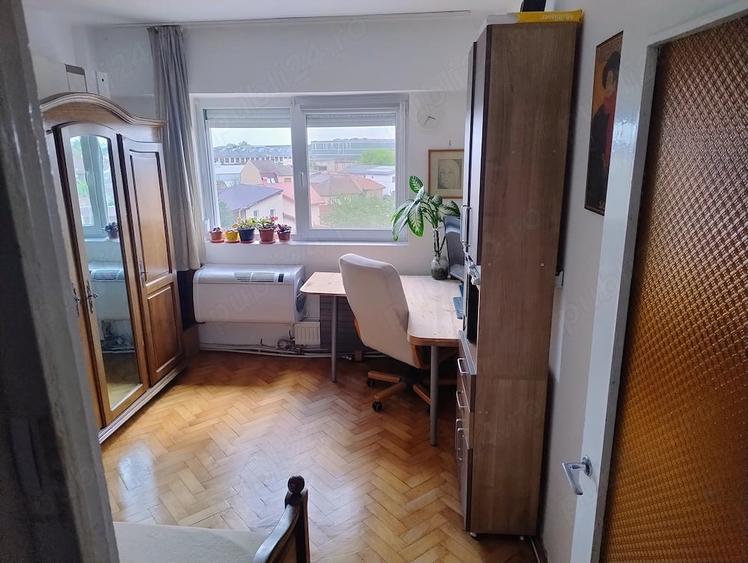 Apartament cu 4 camere decomandat în Soarelui