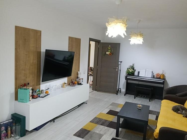 Vand apartament 3 camere, decomandat - 1