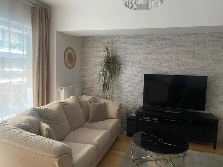 Apartament cu 3 camere semidecomandat în Băneasa