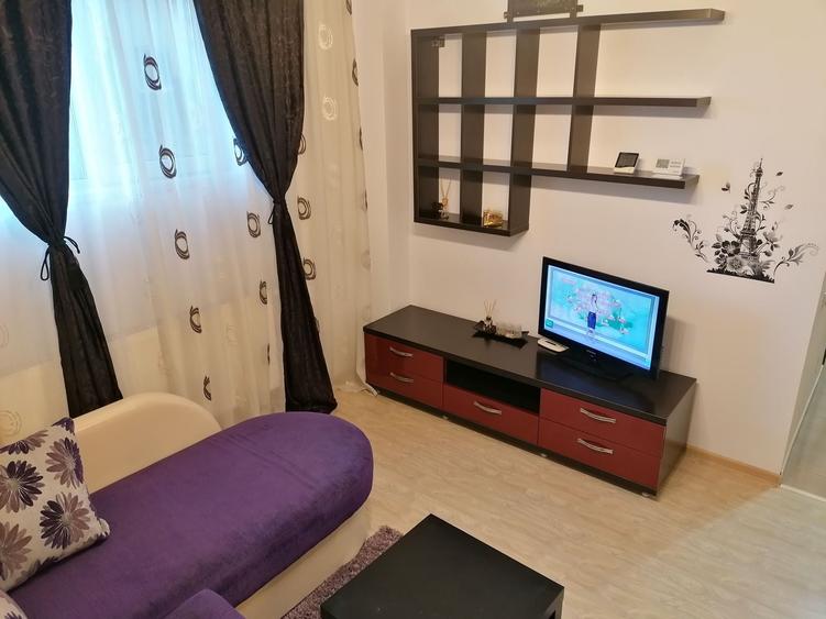 Garsonieră decomandată în Vest