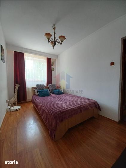 Apartament cu 3 camere semidecomandat în Calea Galați