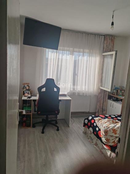 Vand apartament 3 camere situat in Stei Str Andrei Muresanu 1a ap 18.