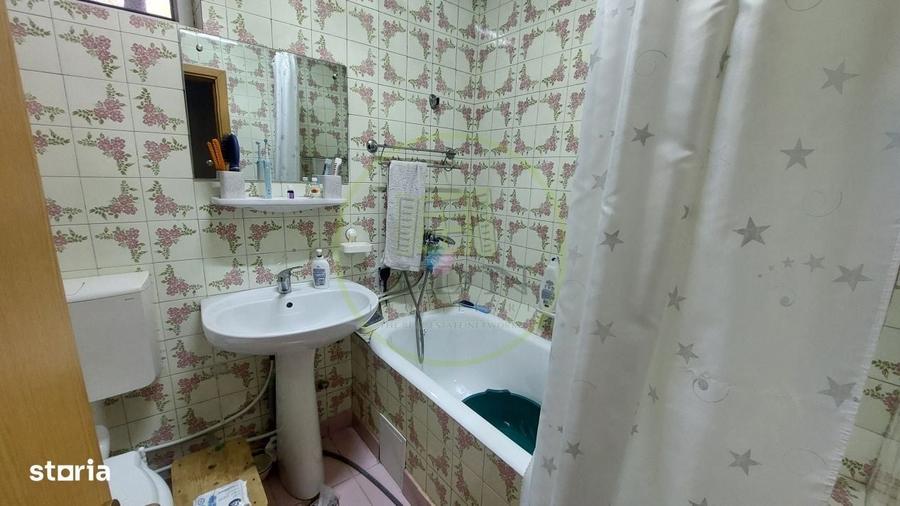 Apartament cu 3 camere semidecomandat în Rovine