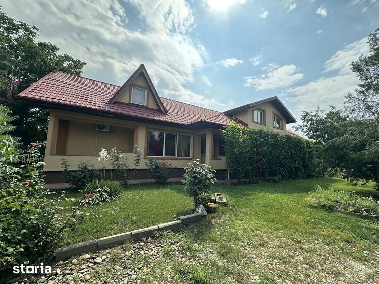Casă cu 6 camere cu Teren 2250 Mp în Fulga