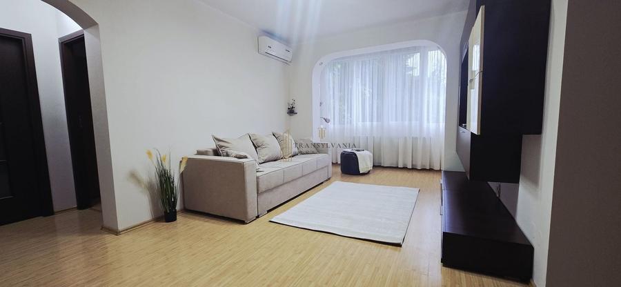 Apartament cu 3 camere semidecomandat, mobilat în Calea Dumbrăvii