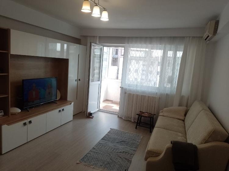 Apartament cu 2 camere semidecomandat, mobilat în Central