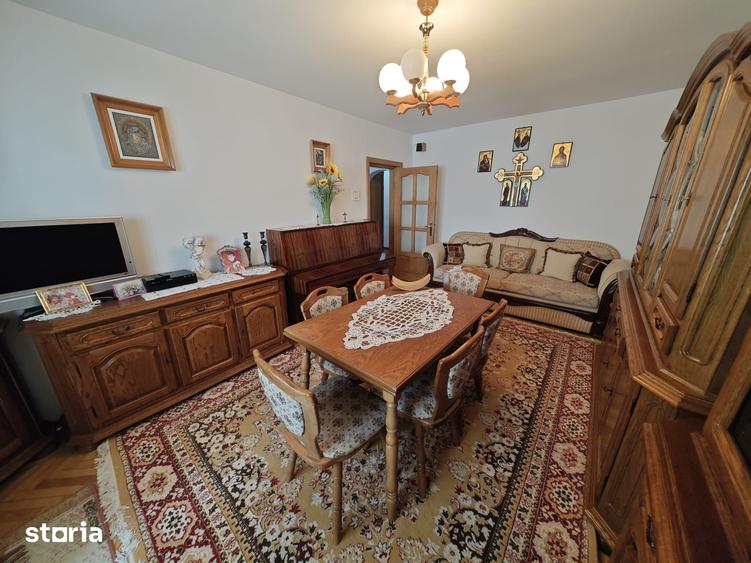 Apartament cu 4 camere decomandat în Central
