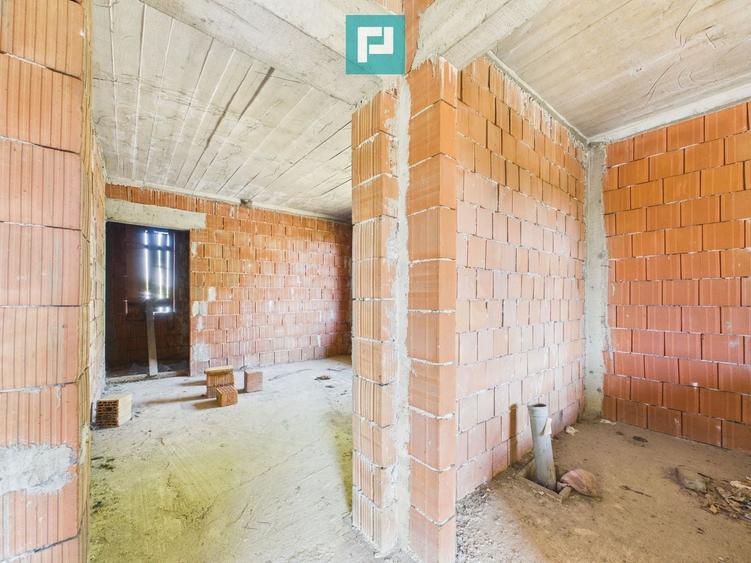 Casă individuală cu 9 camere cu Canalizare în Zimandu Nou