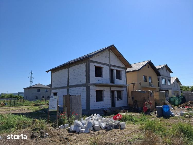 Casă cu 5 camere cu Canalizare în Vest
