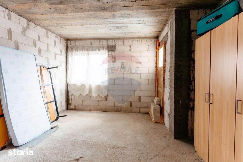 Casă cu 5 camere cu Teren 1240 Mp în Cotmenița