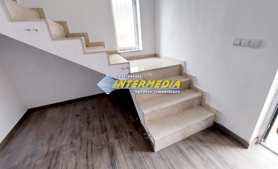 Casă individuală cu 4 camere cu Canalizare în Cetate