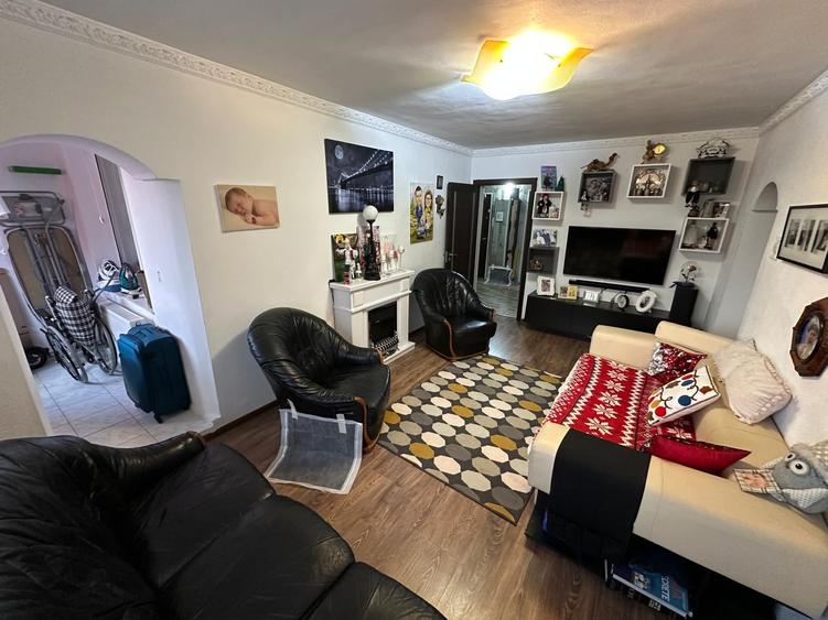 Apartament cu 4 camere semidecomandat, mobilat în Moșilor