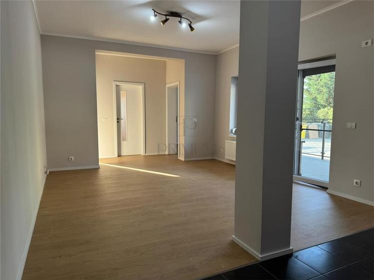 Apartament cu 3 camere semidecomandat în Giroc